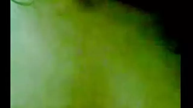 Une blonde mature a empilé un video sexe classique homme sur le canapé et l'a écrasé avec des seins puissants