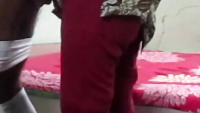 La douce salope Vika film aloha tube caresse la bite de Viti