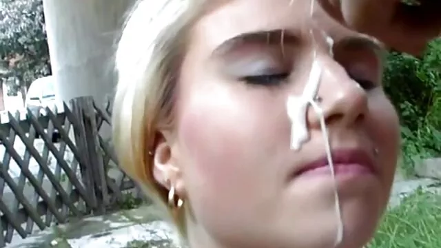 Une jeune fille a enlevé sa culotte sexy de manière amator sex movie ludique et le mec a immédiatement commencé à caresser doucement sa copine
