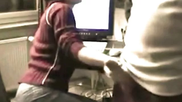 Oubliant complètement son mari, la secrétaire salope fait porn tube tinto brass irruption dans le bureau de la patronne, arrache sa robe et pose le cancer à table. Le patron a gratté les couilles et la bite, puis s'est déshabillé et a baisé une chienne