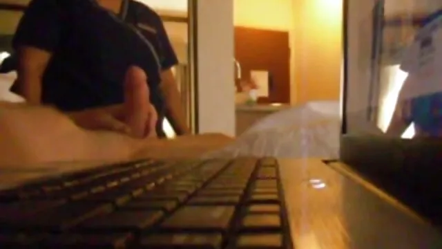 Une milf blonde aime son nouveau jouet comme clasiic porno l'ami de son fils